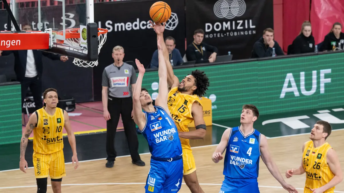 GER, Tigers Tuebingen vs. Hakro Merlins Crailsheim, Herren, Barmer 2. Basketball Bundesliga, ProA, 25. Spieltag, Spielzeit 2025/2026, 06.03.2026: v.li. Nico Santana Mojica (Hakro Merlins Crailsheim, #07), Patrick Emilien (Tigers Tuebingen #15). Korbwurf.
GER, Tigers Tuebingen vs. Hakro Merlins Crailsheim, Herren, Barmer 2. Basketball Bundesliga, ProA, 25. Spieltag, Spielzeit 2025/2026, 06.03.2026,
Foto: Eibner-Pressefoto/Wolfgang Frank