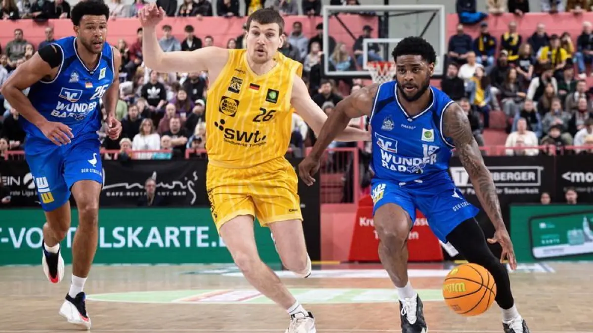 Xavier Trent Johnson (am Ball) steuert vier Punkte zum Auswärtssieg der Merlins bei.