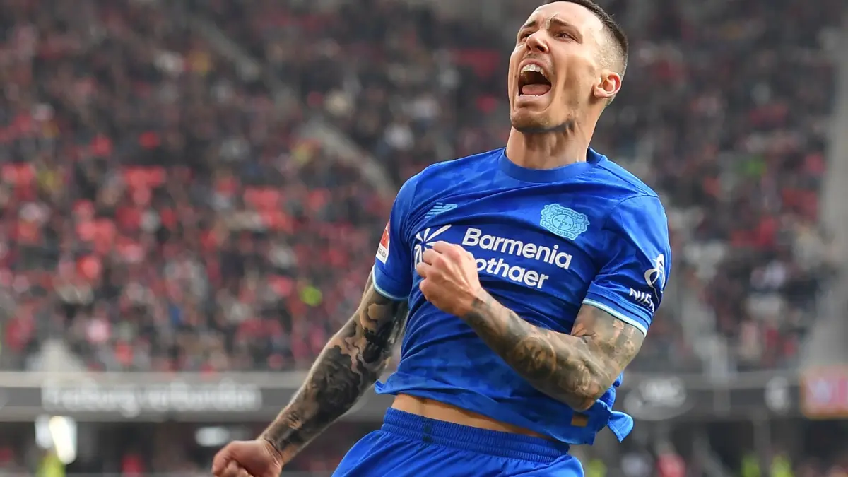 SC Freiburg - Bayer Leverkusen: 07.03.2026, Baden-Württemberg, Freiburg Im Breisgau: Fußball, Männer: Bundesliga, SC Freiburg - Bayer Leverkusen, 25. Spieltag, Europa-Park Stadion, Alex Grimaldo (Bayer Leverkusen) jubelt nach seinem Tor zum 2:2. WICHTIGER HINWEIS: Gemäß den Vorgaben der DFL Deutsche Fußball Liga bzw. des DFB Deutscher Fußball-Bund ist es untersagt, in dem Stadion und/oder vom Spiel angefertigte Fotoaufnahmen in Form von Sequenzbildern und/oder videoähnlichen Fotostrecken zu verwerten bzw. verwerten zu lassen. Foto: Achim Keller/dpa +++ dpa-Bildfunk +++