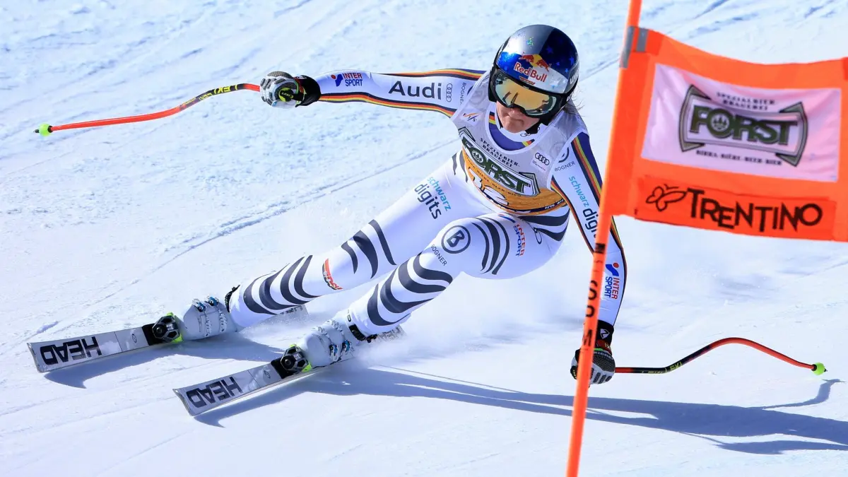 Ski alpin: Weltcup: 07.03.2026, Italien, Fassatal: Ski alpin: Weltcup, Frauen. Die deutsche Skirennläuferin Emma Aicher rast die Strecke hinunter. Foto: Luciano Bisi/AP/dpa +++ dpa-Bildfunk +++