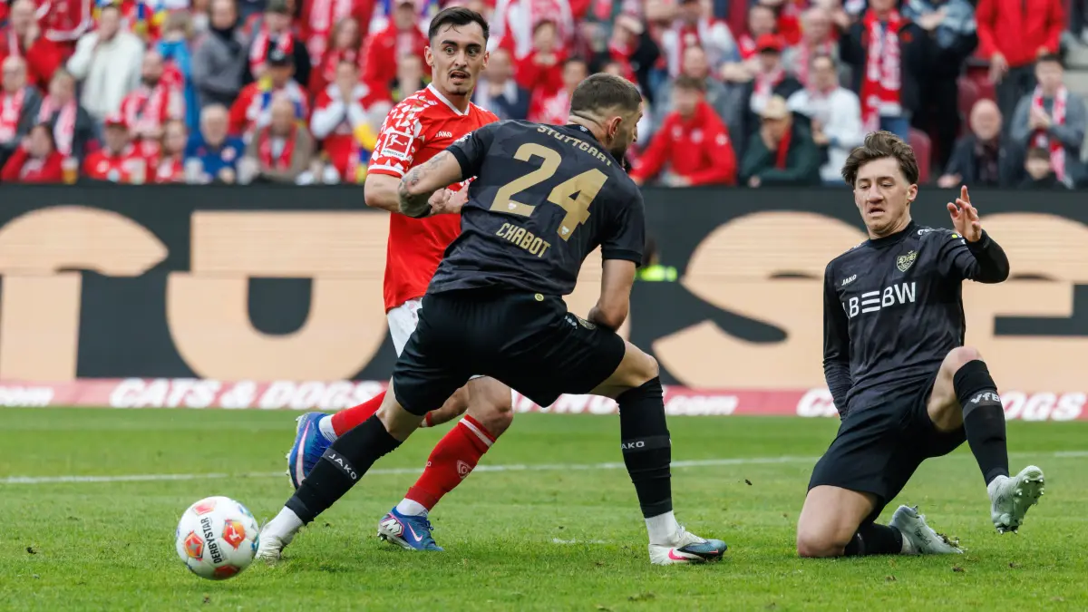 FSV Mainz 05 vs VFB Stuttgart, Fussball, 1. Bundesliga, 25. Spieltag, Saison 2025/2026, 07.03.2026: Paul Nebel (FSV Mainz 05) im Zweikampf mit Jeff Chabot (VFB Stuttgart) und Angelo Stiller (VFB Stuttgart), FSV Mainz 05 vs VFB Stuttgart, Fussball, 1. Bundesliga, 25. Spieltag, Saison 2025/2026, 07.03.2026
DFB regulations prohibit any use of photographs as image sequences and/or quasi-video.
Foto: Eibner-Pressefoto/Alexander Neis