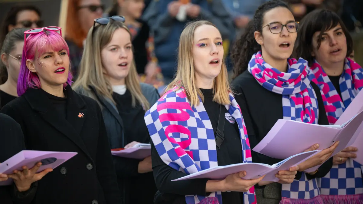 Marktplatzspektakel zum Frauentag auf dem Tübinger Marktplatz: Der Tübinger Frauenchor Mehrklang hat Lieder aufgeführt und es gab ein offenes Mikrofon.