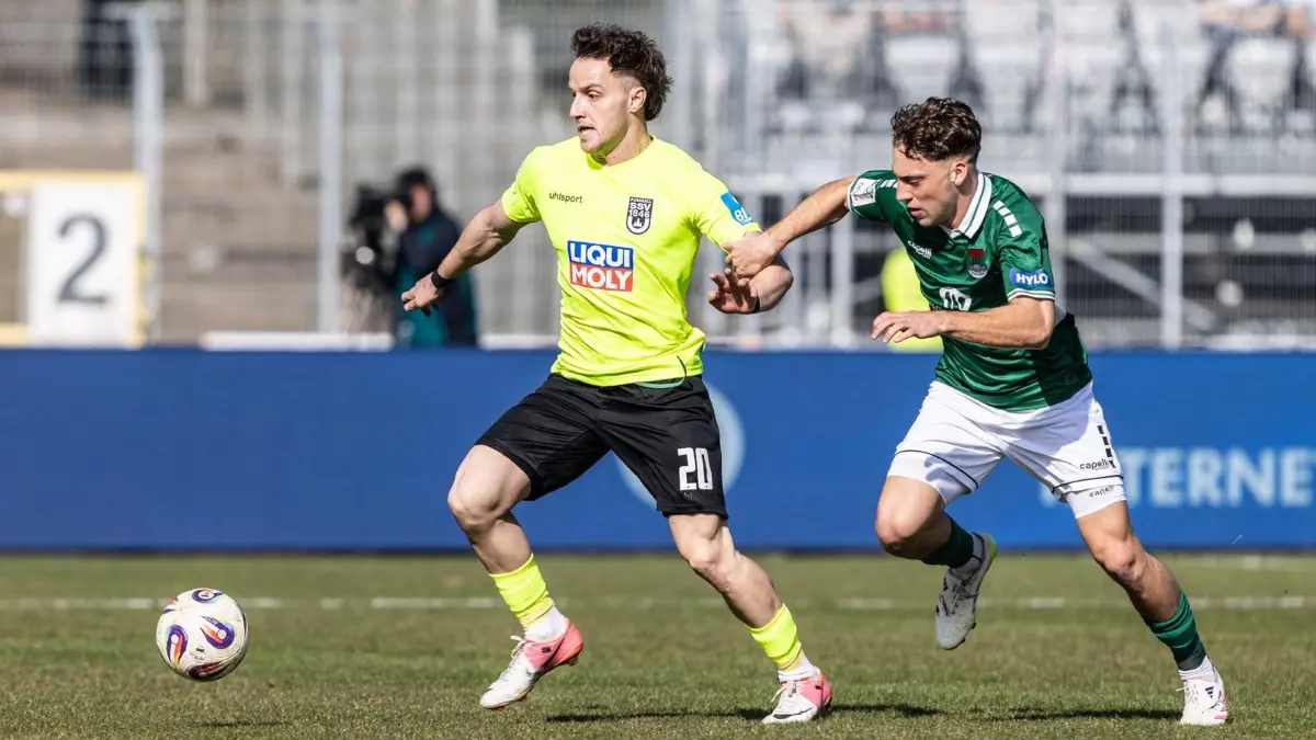 Mirnes Pepic vom SSV Ulm 1846 Fußball im gelben Auswärtstrikot mit dem Ball beim Drittliga-Spiel gegen den 1. FC Schweinfurt in der Riedel Bau Arena im Sachs-Stadion.