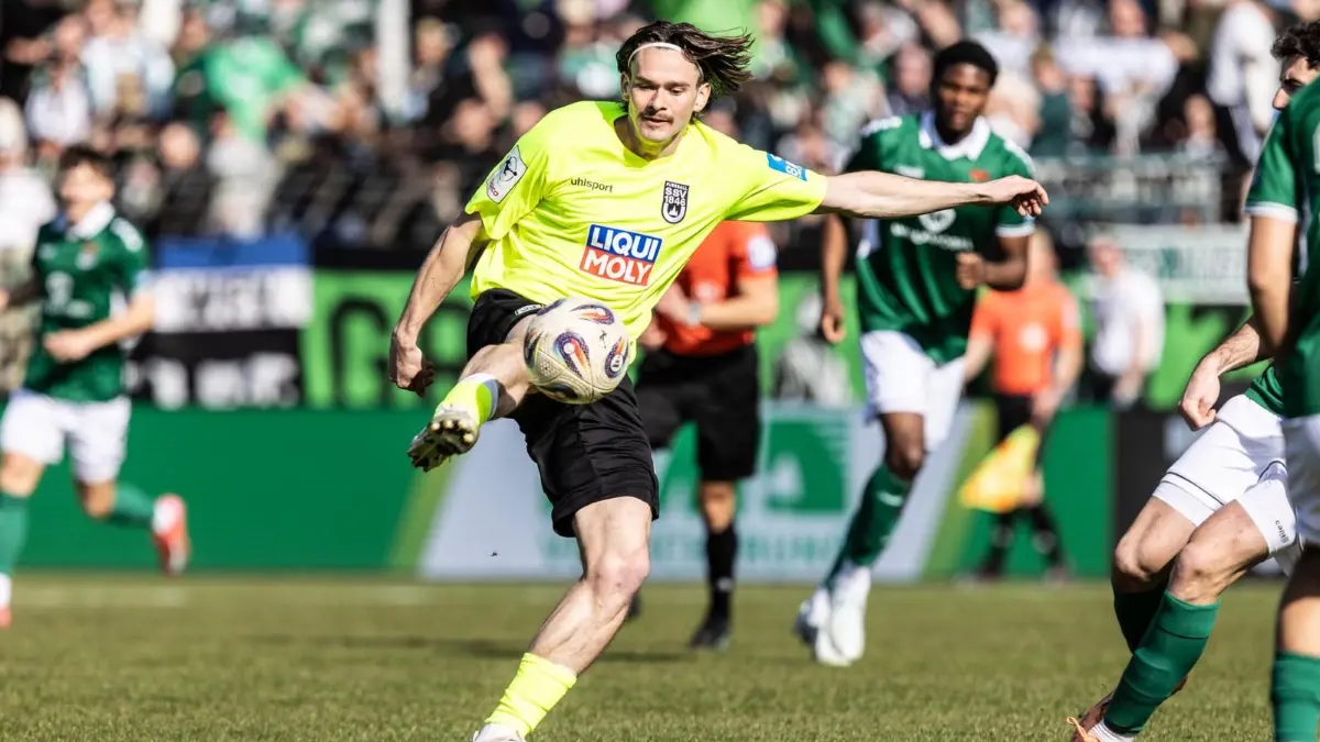 Elias Löder vom SSV Ulm 1846 Fußball im gelben Ausweichtrikot mit dem Ball beim Drittliga-Spiel gegen den 1. FC Schweinfurt in der Riedel Bau Arena im Sachs-Stadion.
