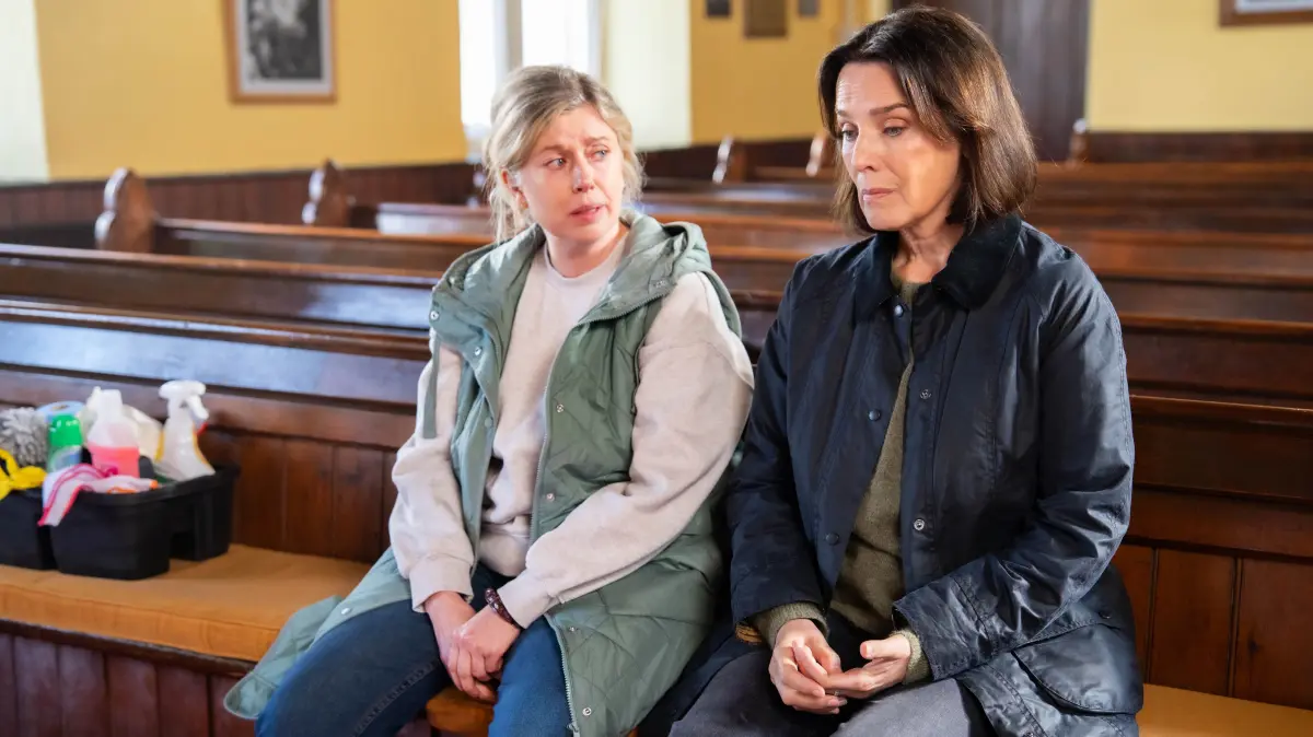 Cathrin Blake (Désirée Nosbusch) trauert mit Claire Hayes (Lesley Conroy), deren Tochter Orla brutal ermordet wurde.