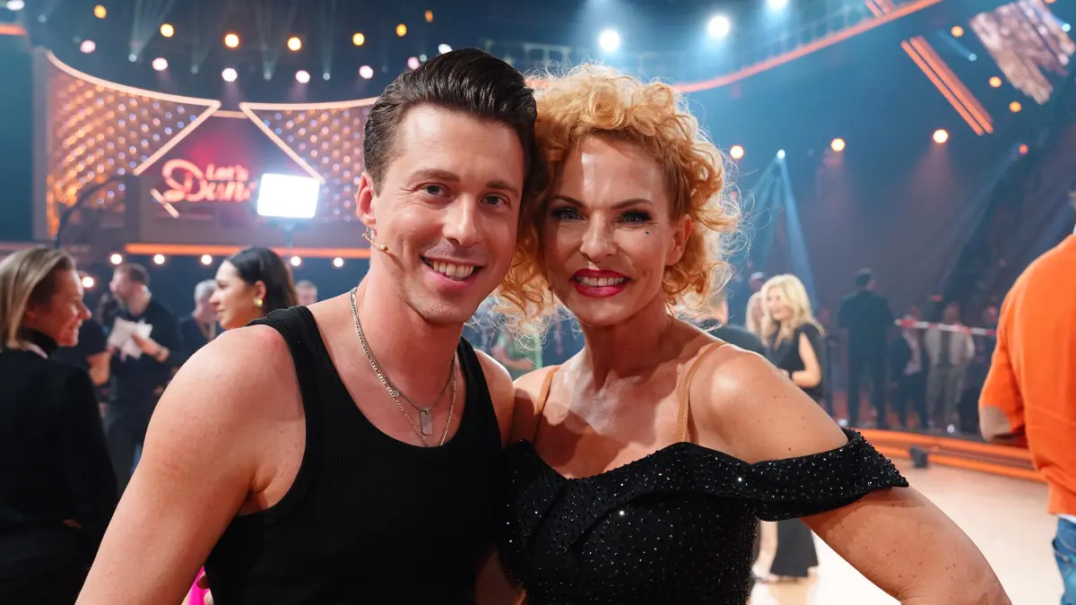 Sonya Kraus erhielt insgesamt die wenigsten Punkte und flog damit als erster Promi aus der Show. Sie tanzte mit Valentin Lusin.