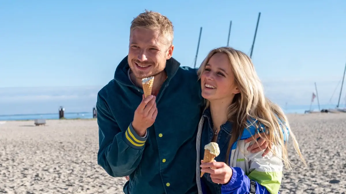 Tom Greiner (Anton Rubtsov, l.) und seine Schülerin Lena Luding (Lieselotte Voß, r.) sind heimlich ein Paar.