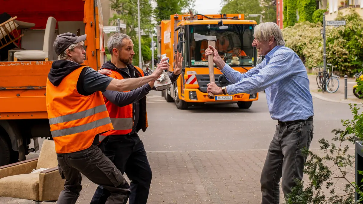 Kowalksi (Axel Werner) will die beiden falschen Müllwerker Radek (Christian Bojidar) und Timo (Jan Andreesen) vertreiben.