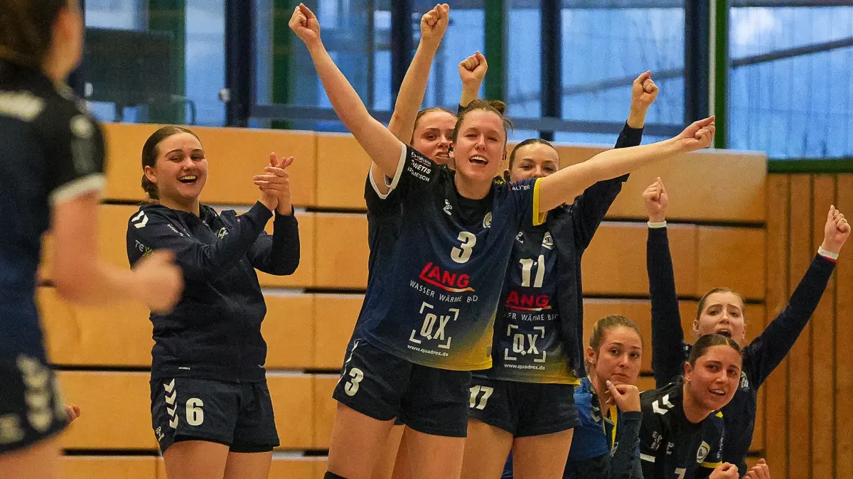 SG Ammer-Gäu vs. Spvgg Mössingen II, Handball, Bezirksoberliga Frauen, 2025/2026, 07.03.2026: Jubel auf der Ersatzbank (SG Ammer-Gäu) ,
SG Ammer-Gäu vs. Spvgg Mössingen II, Handball, Bezirksoberliga Frauen, 2025/2026, 07.03.2026,
Foto: Eibner-Pressefoto/Daniele La Rocca