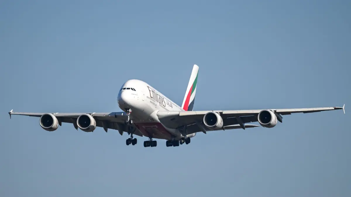 03.03.2026, Hessen, Frankfurt/M.: Ein Airbus A380 der Emirates-Airline ist im Landeanflug auf den Frankfurter Flughafen. Die Maschine ist als eine der ersten aus Dubai nach Deutschland gestartet, nachdem der Flugverkehr im Nahen Osten wegen des Iran-Kriegs nahezu zum Erliegen gekommen war. (zu dpa: «Fraport: Mehrere Flüge aus Konfliktregion könnten ankommen») Foto: Florian Wiegand/dpa +++ dpa-Bildfunk +++