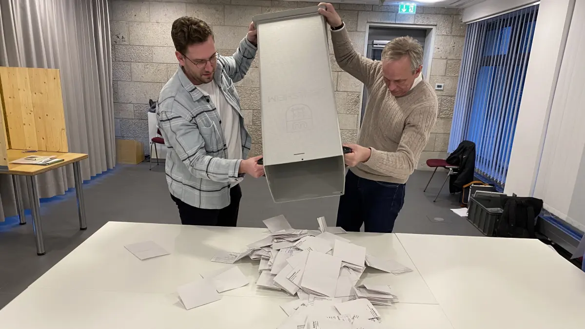 Im Wahlraum Rathaus, Forum in den Arkaden, in Crailsheim leeren Dennis Arendt (links, Schriftführer) und Markus Schilp (Wahlvorsteher) die Urne mit den Stimmzetteln.