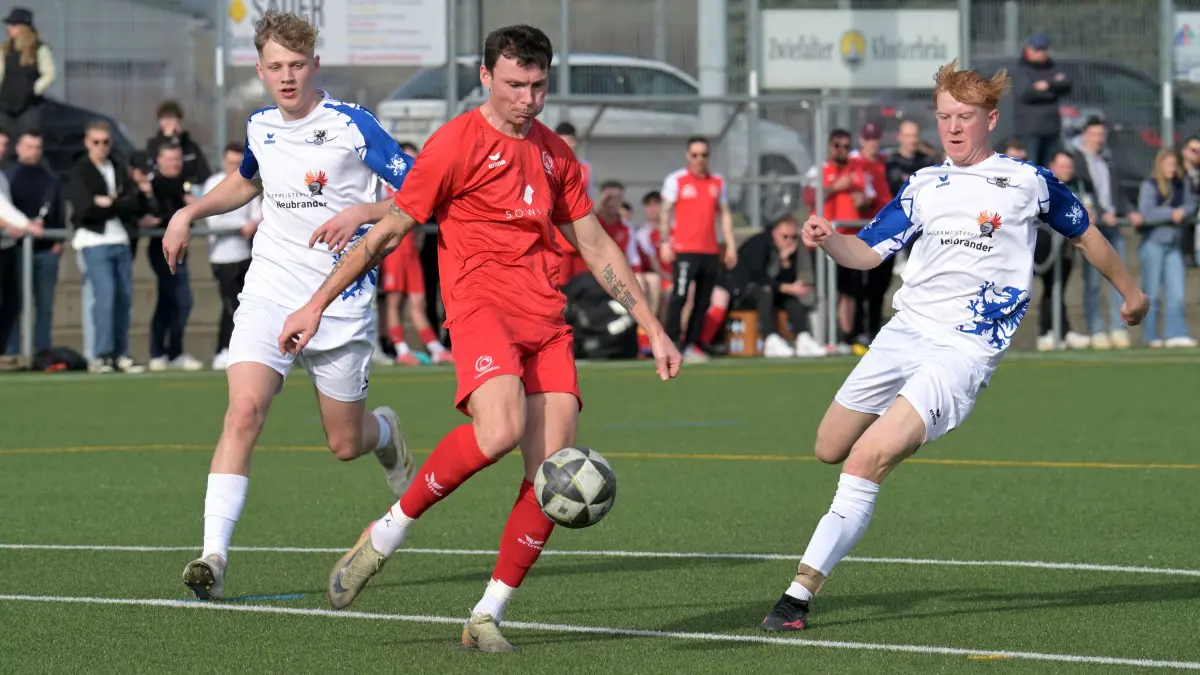 Fussball KL A | FC Sonnenbuehl vs. TSV Holzelfingen: Fussball KL A1 | FC Sonnenbuehl (rot) vs. TSV Holzelfingen (weiss) // 2026-03-08 // Foto: Joachim Baur // #6 Volodymyr Naiko (FC Sonnenbuehl) / #8 Fynn Petkovsek (TSV Holzelfingen), re / #27 Felix Taxis (TSV Holzelfingen), li