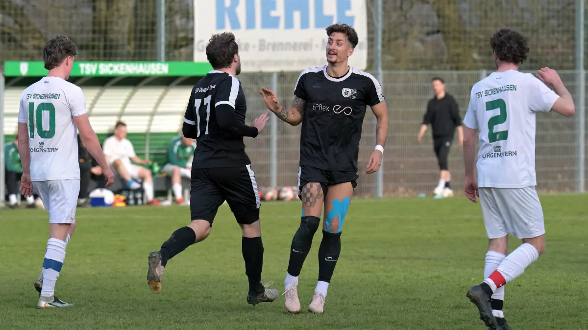 Fussball BL | TSV Sickenhausen vs. SGM Dettingen/Glems: Fussball BL | TSV Sickenhausen (weiss) vs. SGM Dettingen/Glems (schwarz) // 2026-03-08 // Foto: Joachim Baur // Torjubel SGM beim Ausgleich durch #10 Mario Nikolovski (SGM Dettingen-Glems) / #17 Markus Mueller (SGM Dettingen-Glems) / #2 Ferdinand Gold (TSV Sickenhausen) / #10 Andreas Hiller (TSV Sickenhausen)