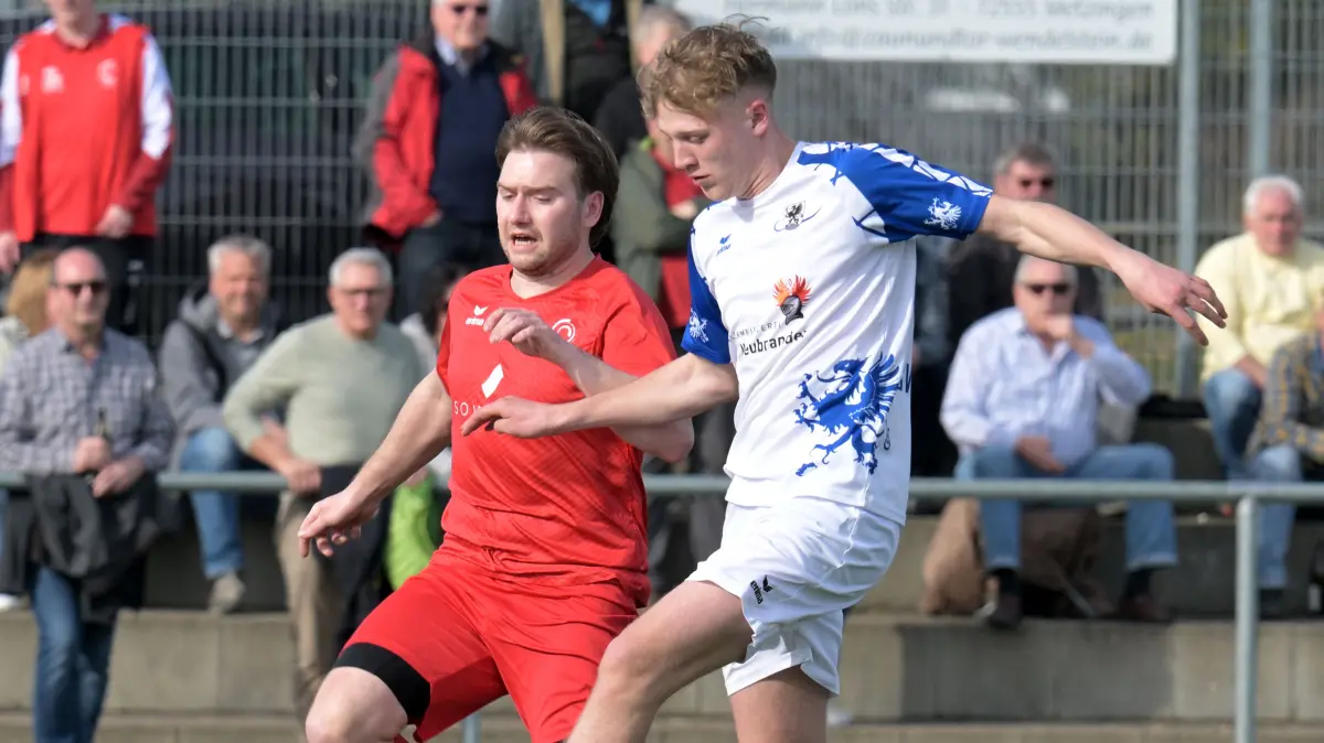 Fussball KL A | FC Sonnenbuehl vs. TSV Holzelfingen: Fussball KL A1 | FC Sonnenbuehl (rot) vs. TSV Holzelfingen (weiss) // 2026-03-08 // Foto: Joachim Baur // #27 Felix Taxis (TSV Holzelfingen) / #2 Fredi Griesshaber (FC Sonnenbuehl)
