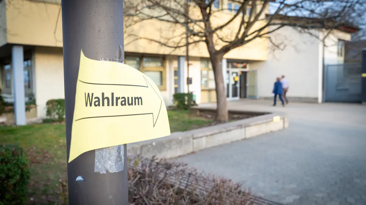 Ein Paar auf dem Weg zur Urne in der Bästenhardt-Grundschule. Das Wahlhelferteam um Vera Stegmaier ist bester Laune. In zwei Schichten wird hier gearbeitet. Um Punkt 18 Uhr wurden die Tische zusammengestellt und alle Wahlzettel ausgekippt. Ob sie bis 20 Uhr fertig wurden?