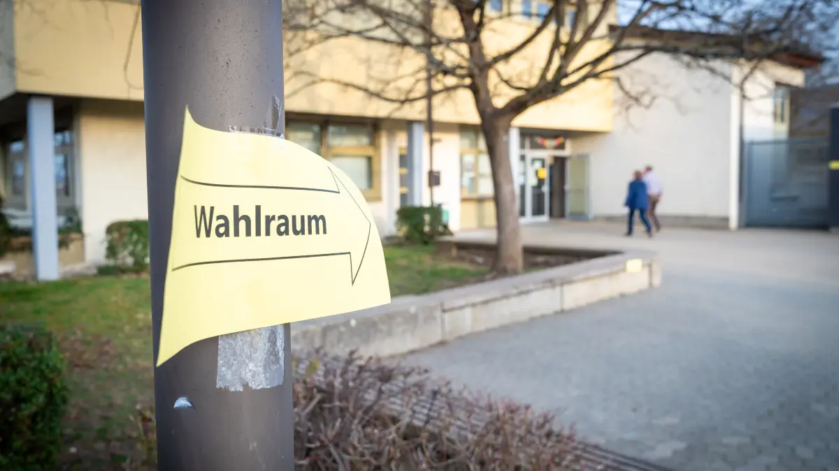Ein Paar auf dem Weg zur Urne in der Bästenhardt-Grundschule. Das Wahlhelferteam um Vera Stegmaier ist bester Laune. In zwei Schichten wird hier gearbeitet. Um Punkt 18 Uhr wurden die Tische zusammengestellt und alle Wahlzettel ausgekippt. Ob sie bis 20 Uhr fertig wurden?