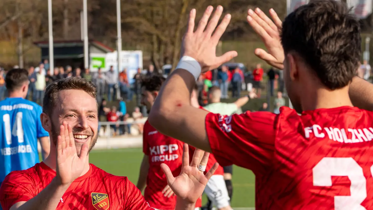 Henry Seeger feiert mit Jovan Djermanovic (re.) – der FC Holzhausen setzte sich gegen Friedrichshafen mit 3:1 durch.
