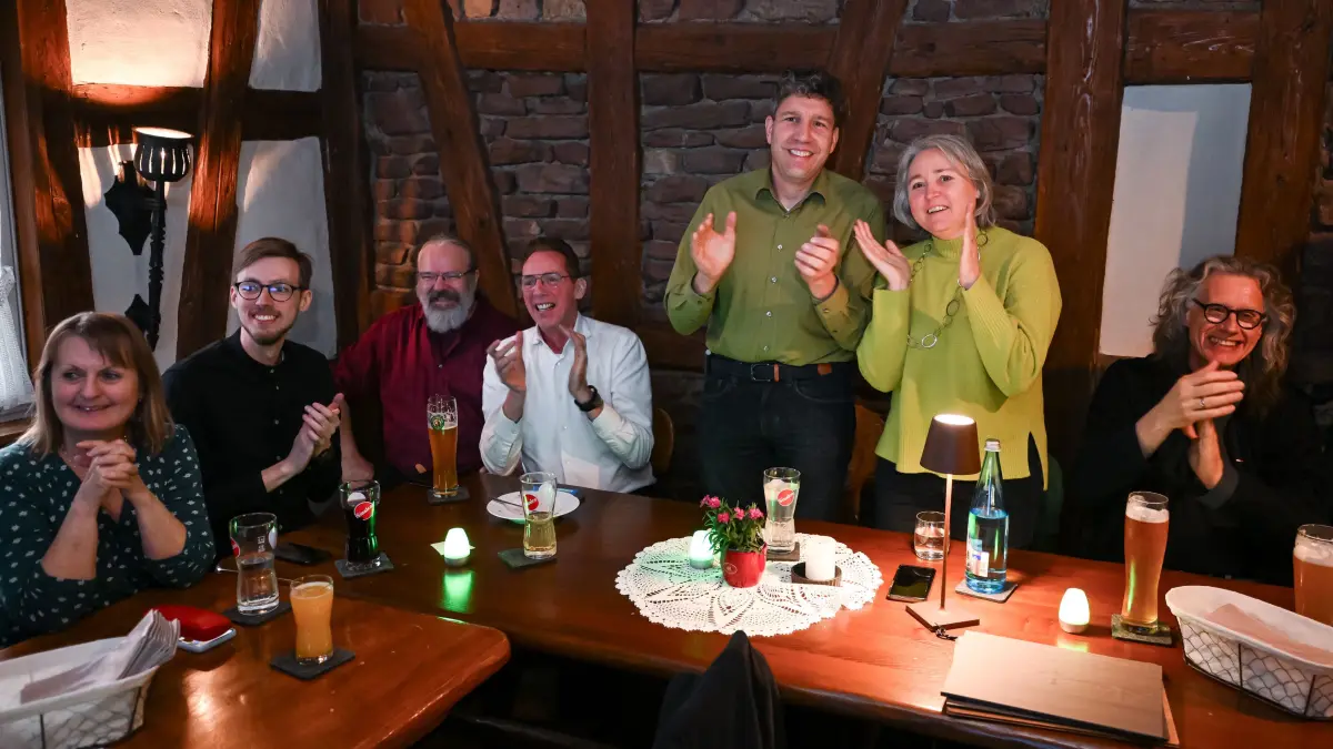 Wahlparty des Buendnis 90 / Die Gruenen im Wahlkreis 45 Freudenstadt,: Dornstetten - Aach (Kreis Freudenstadt) 08.03.2026
Landtagswahl Baden - Wuerttemberg;
Wahlparty des Buendnis 90 / Die Gruenen in der Gaststaette Waldgericht, Jubel bei den Gruenen im Kreis nach der ersten Hochrechung
FOTO: Pressefoto ULMER / Markus Ulmer
xxNOxMODELxRELEASExx