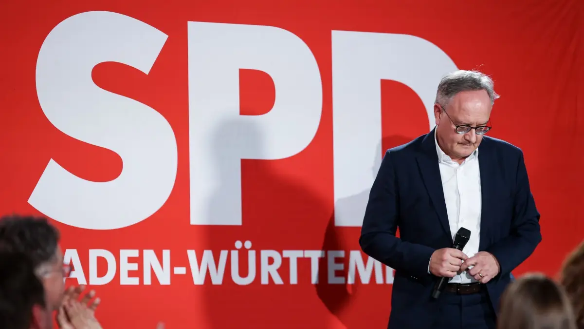Landtagswahl in Baden-Württemberg - SPD: 08.03.2026, Baden-Württemberg, Stuttgart: SPD-Spitzenkandidat Andreas Stoch blickt auf den Boden, während er mit Parteikollegen die ersten Hochrechnungen der Landtagswahl verfolgt. Am 08. März fand in Baden-Württemberg die Landtagswahl statt. Foto: Christoph Schmidt/dpa +++ dpa-Bildfunk +++