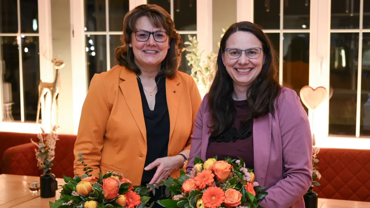 Wahlparty der CDU im Wahlkreis 45 Freudenstadt, Katrin Schindele : Freudenstadt 08.03.2026
Landtagswahl Baden - Wuerttemberg;
Wahlparty der CDU in der Gaststaette Marktwirtschaft, Direktkandidat im Wahlkreis 45 Freudenstadt Katrin Schindele (re) und Zweitkandidatin Juliane Vess (li) mit Blumen
FOTO: Pressefoto ULMER / Markus Ulmer
xxNOxMODELxRELEASExx