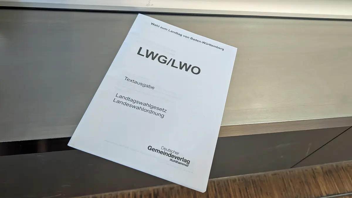 Sonntagmorgen, kurz nach acht, im Wahllokal in der Tübinger Uhlandstraße (Wahlbezirk 011-04 Neckartor): Landtagswahlgesetz und Landtagswahlordnung