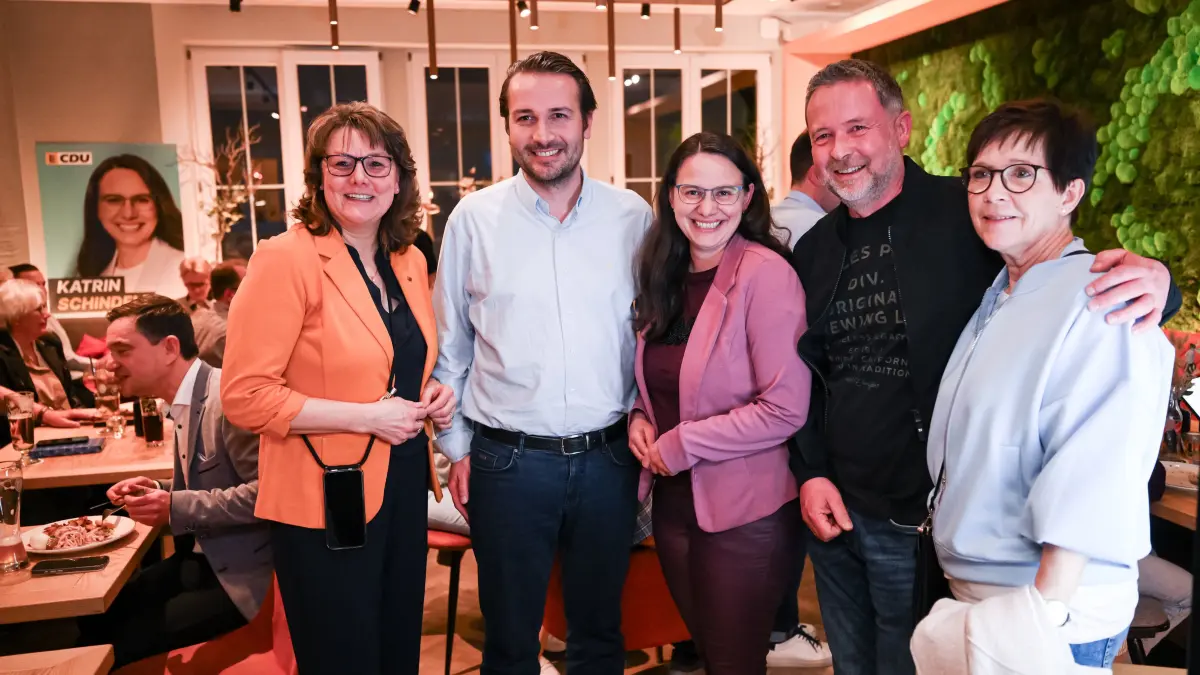 Wahlparty der CDU im Wahlkreis 45 Freudenstadt, Katrin Schindele : Freudenstadt 08.03.2026
Landtagswahl Baden - Wuerttemberg;
Wahlparty der CDU in der Gaststaette Marktwirtschaft, Zweitkandidatin Juliane Vess, Oberburgermeister von Freudenstadt Adrian Sonder, Direktkandidat im Wahlkreis 45 Freudenstadt, Katrin Schindele und Oberbuergermeister von Horb Michael Kessler mit Frau (v.li.)
FOTO: Pressefoto ULMER / Markus Ulmer
xxNOxMODELxRELEASExx