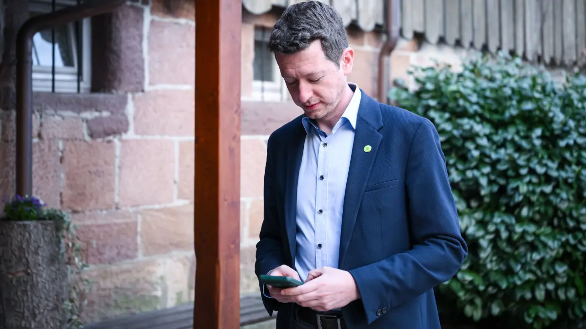 Wahlparty des Buendnis 90 / Die Gruenen im Wahlkreis 45 Freudenstadt, Dr. Daniel Belling: Dornstetten - Aach (Kreis Freudenstadt) 08.03.2026
Landtagswahl Baden - Wuerttemberg;
Wahlparty des Buendnis 90 / Die Gruenen in der Gaststaette Waldgericht, der Direktkandidat der Gruenen im Wahlkreis 45 Freudenstadt, Dr. Daniel Belling blickt um 18 Uhr auf seinem Handy vor dem Lokal
FOTO: Pressefoto ULMER / Markus Ulmer
xxNOxMODELxRELEASExx
