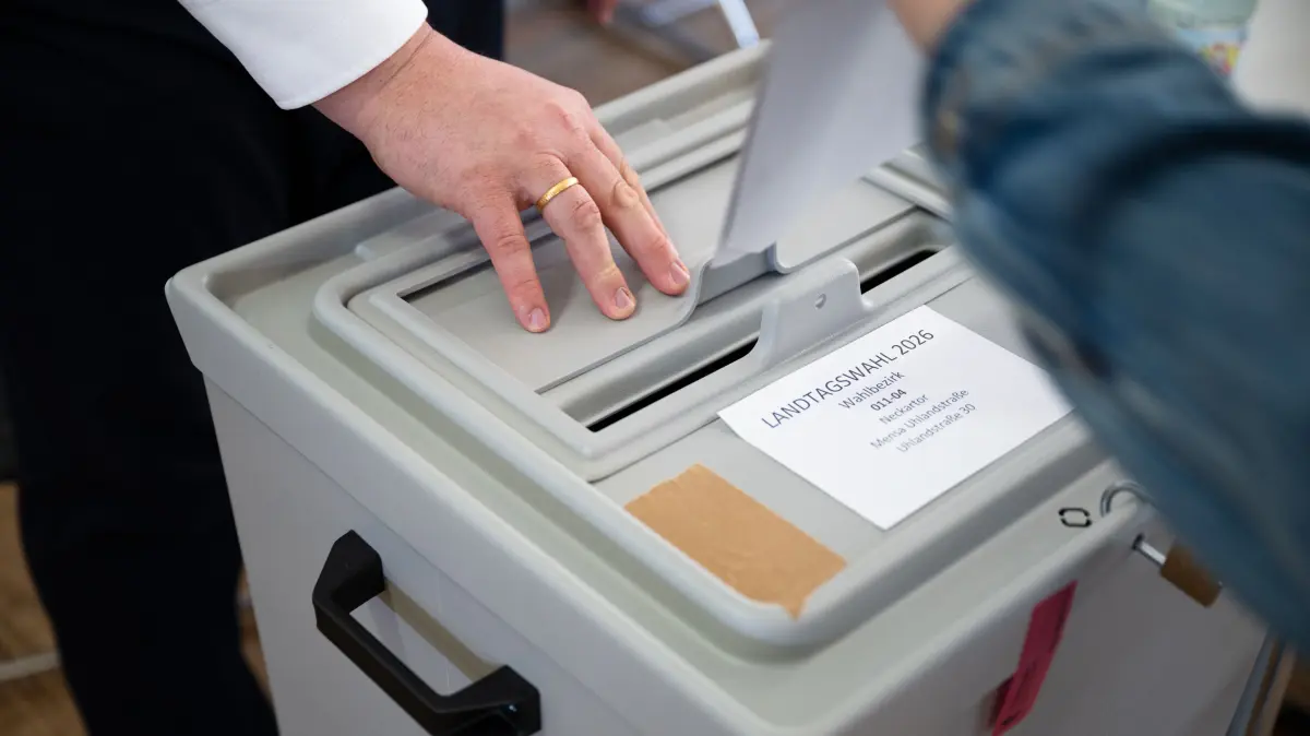 Landtagswahl Baden-Württemberg 2026, Wahllokal, Demokratie, Einwurf Stimmzettel in Wahlurne