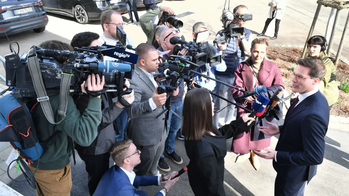 Noch war die Erwartung groß: CDU-Kandidat Manuel Hagel in Ehingen nach der Stimmabgabe.
