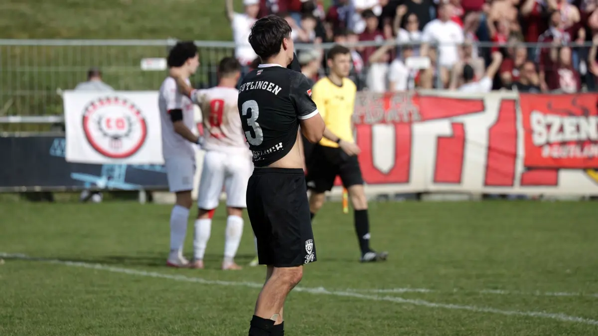 Fussball OL | TSG Backnang vs. SSV Reutlingen: Fussball OL | TSG Backnang (weiss) vs. SSV Reutlingen (schwarz) // 2026-03-08 // Foto: Baur //
#3 Jonathan Hageloch (SSV Reutlingen 1905) bei Spielende