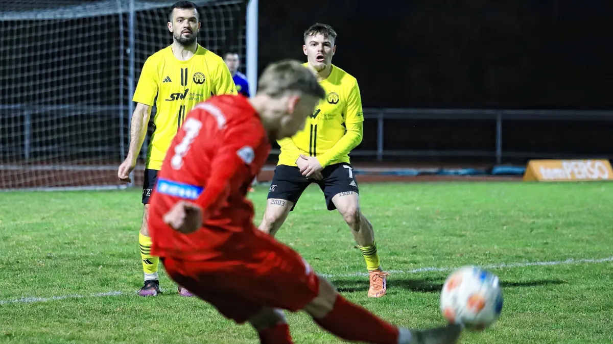 Der TSV Crailsheim (gelb) muss sich in einem Derby auf überschaubarem Niveau mit dem SSV Hall die Punkte teilen.