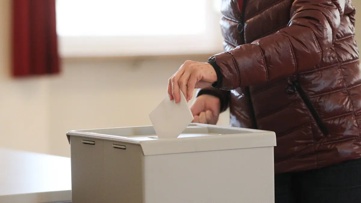 Themenbild - Landtagswahl 2026 in Baden-Württemberg, Kommunalwahl 2026: Winden Themenbild - Landtagswahl 2026 in Baden-Württemberg, Kommunalwahl 2026 Themenbild - Landtagswahl 2026 in Baden-Württemberg, Kommunalwahl 2026 Landtagswahl, Kommunalwahl, Waehler bei der Stimmabgabe, Waehler wirft Wahlumschlag, Stimme in eine Wahlurne, Wahlbox, Hand, Finger Themenbild, Featurebild, Symbolbild *** Winden theme picture state election 2026 in Baden Württemberg, local election 2026 theme picture state election 2026 in Baden Württemberg, local election 2026 state election, local election, voter casting ballot, voter throws ballot envelope, vote in a ballot box, ballot box, hand, finger theme picture, feature picture, symbol picture Copyright: xFleigx/xEibner-Pressefotox EP_dfg