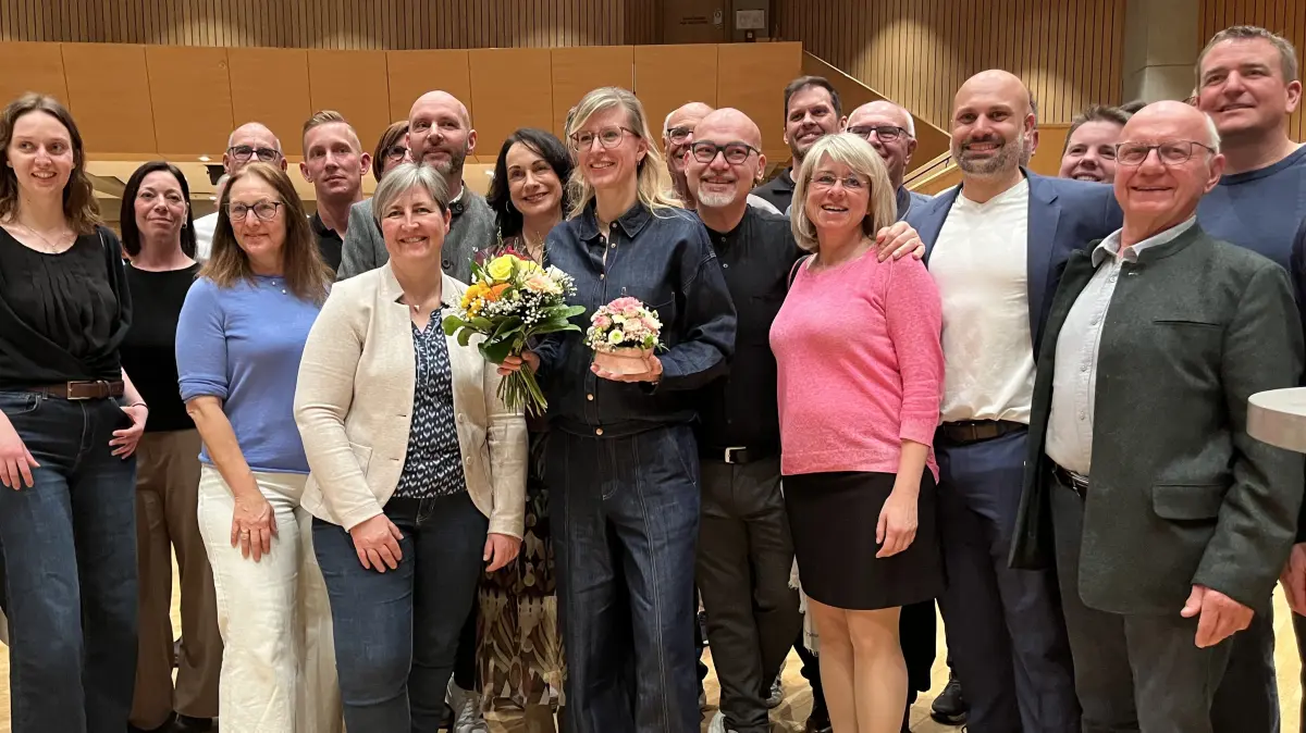 Die Wahlsiegerin mit ihren Unterstützerinnen und Unterstützern: Katrin Albsteiger und die StadtratskandidatInnen haben Wahlkampf gemacht wie keine andere Partei in Neu-Ulm.
