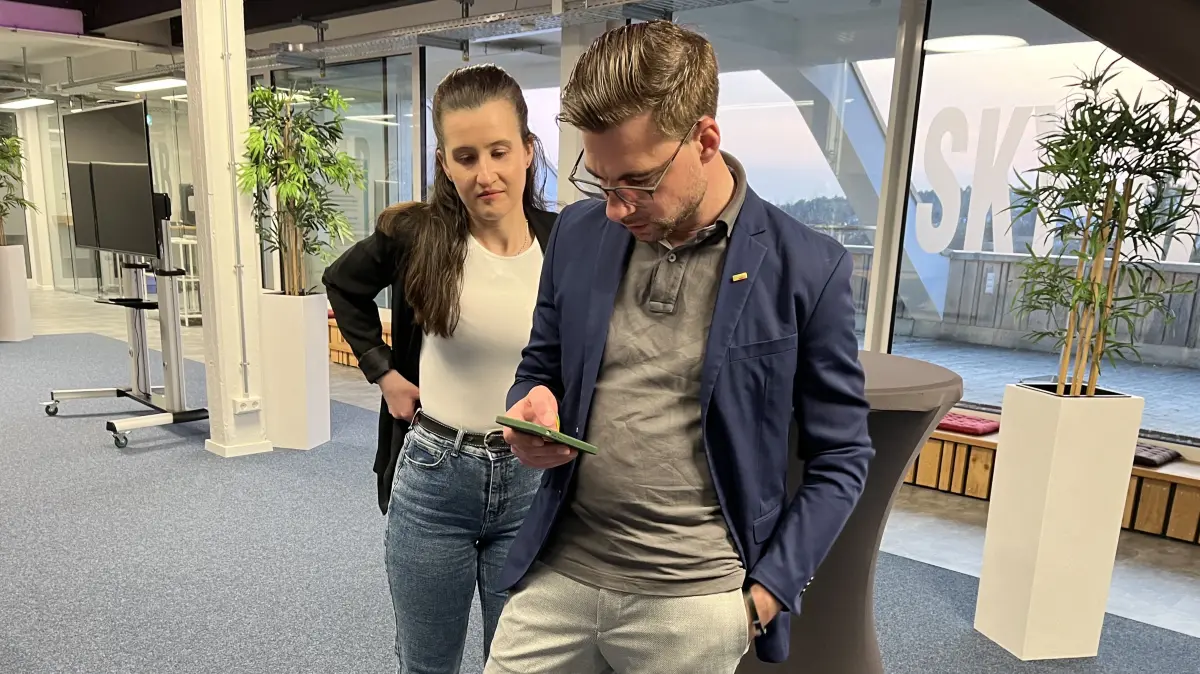 Angespannt und auch ein bisschen enttäuscht: FDP-Kandidat Veit Grünberg mit seiner Verlobten im noch leeren Digital Hub. Die Party beginnt erst um 19 Uhr, Weggefährten, Wahlhelfer, Parteifreunde, Familie - sie alle wollen nach Horb kommen.