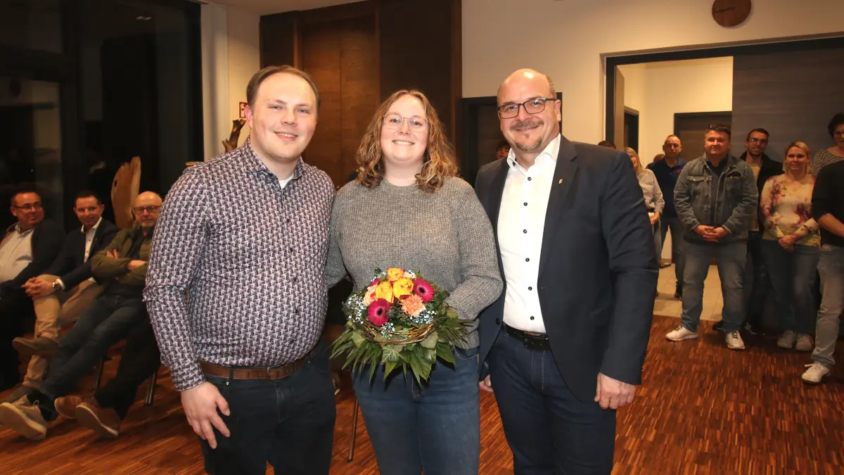 Neuer Bürgermeister in Bernstadt Sebastian Kaida mit seiner Frau Monika und Oliver Sühring