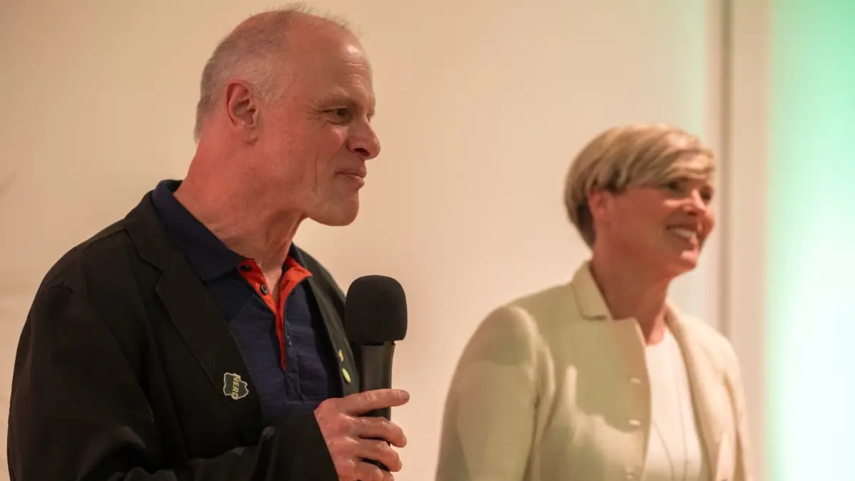 Thomas Poreski und Cindy Holmberg sprachen sichtlich erfreut vom guten Wahlergebnis vor ihren Parteikollegen in Reutlingen. „Wir Grüne sind wieder da“, sagt Poreski am Wahlabend.