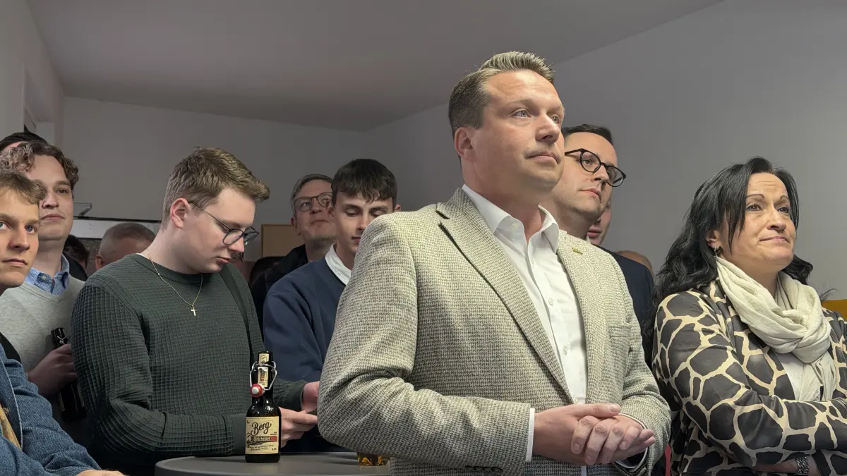 Manuel Hailfinger (CDU) beobachtet das Balkendiagramm bei der ersten Hochrechnung. Er und seine Unterstützer feierten die Wahlparty im Wahlkreisbüro an der Herrenackerstraße in Hechingen.