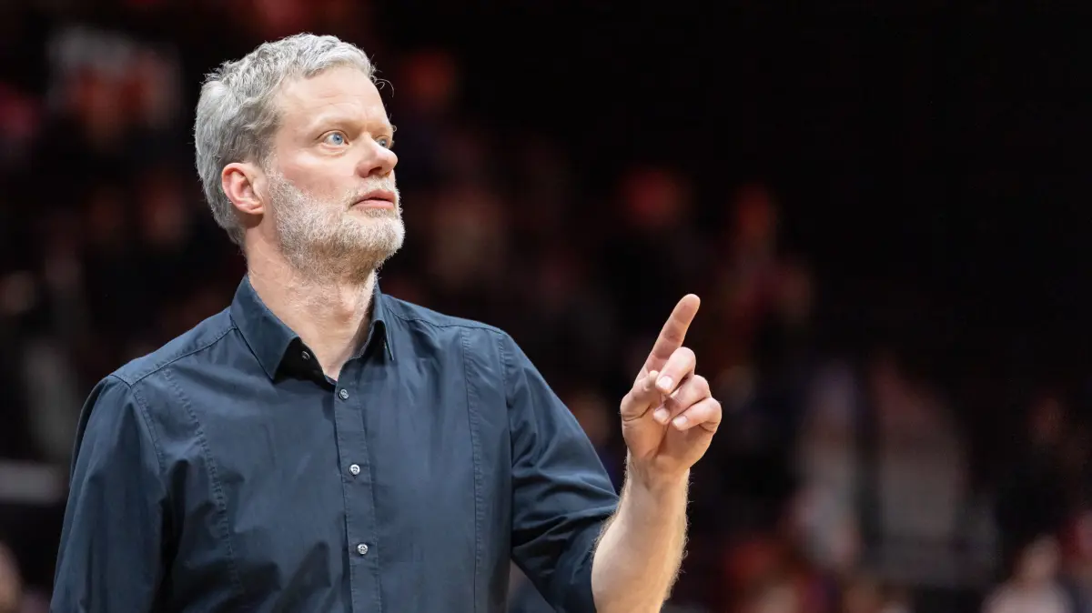GER, Nuernberg Falcons vs. Tigers Tuebingen, Basketball, BARMER 2. Bundesliga, Pro A, Saison 2025/2026, 26. Spieltag, 08.03.2026: Eric Detlev (Tigers Tuebingen, Head Coach) im Halbpotrait mit erhobenen Zeigefinger.
GER, Nuernberg Falcons vs. Tigers Tuebingen, Basketball, BARMER 2. Bundesliga, Pro A, Saison 2025/2026, 26. Spieltag, 08.03.2026
Foto: Eibner/Ardan Fuessmann