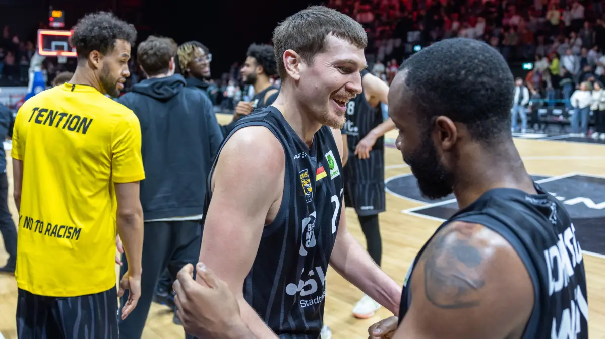 GER, Nuernberg Falcons vs. Tigers Tuebingen, Basketball, BARMER 2. Bundesliga, Pro A, Saison 2025/2026, 26. Spieltag, 08.03.2026: Freude nach dem Sieg Till Joenke (Tigers Tuebingen, #26) , Jordan Nathaniel Johnson (Tigers Tuebingen, #11) und Miles Tention (Tigers Tuebingen, #03)
GER, Nuernberg Falcons vs. Tigers Tuebingen, Basketball, BARMER 2. Bundesliga, Pro A, Saison 2025/2026, 26. Spieltag, 08.03.2026
Foto: Eibner/Ardan Fuessmann