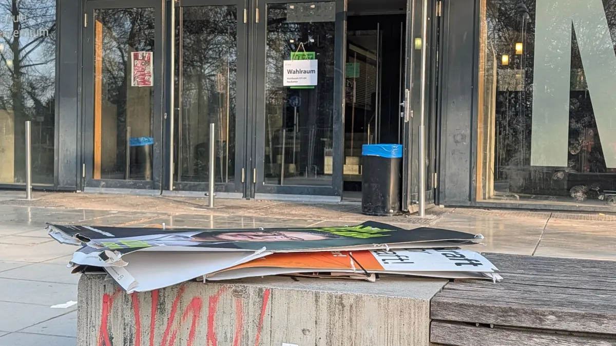 Sonntagmorgen, kurz nach acht, im Wahllokal in der Tübinger Uhlandstraße (Wahlbezirk 011-04 Neckartor): Die ersten Wahlplakate sind schon abgehängt.