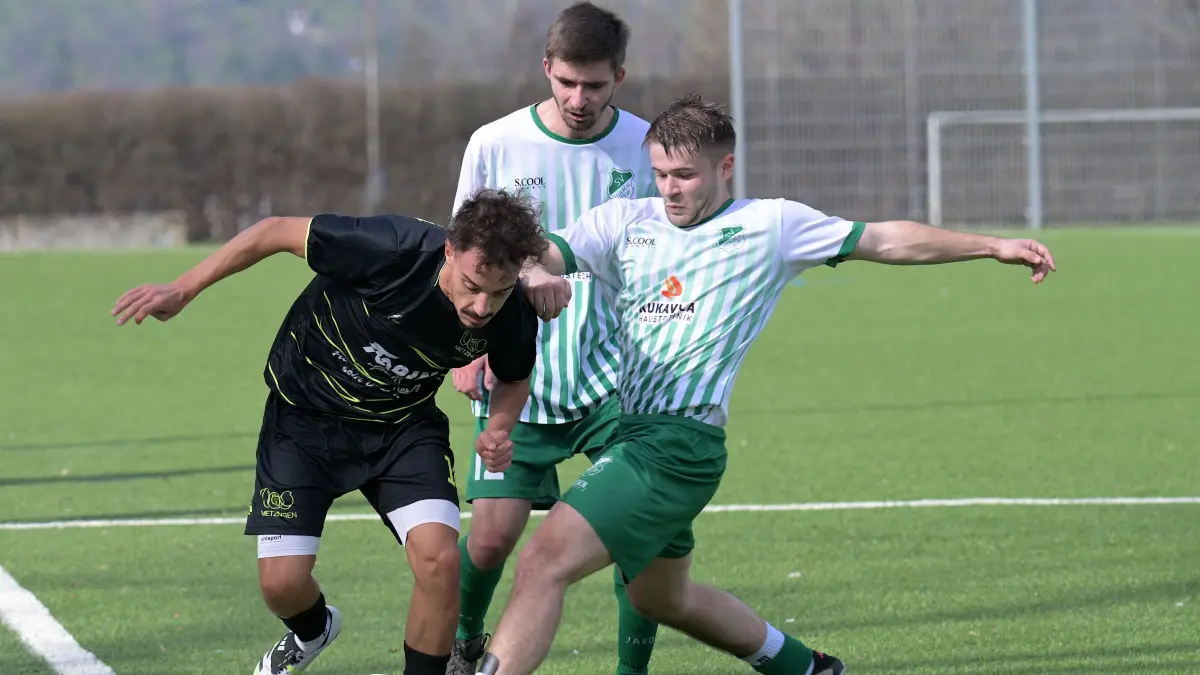 Fussball KL A | TuS Metzingen II vs. SV Huelben: Fussball KL A1 | TuS Metzingen II (blau) vs. SV Huelben (gruen) // 2026-03-08 // Foto: Joachim Baur // #4 Maximilian Rath (SV Huelben) / #10 Damian Pirrachio (TuS Metzingen II) / #12 Dominik Neuherz (SV Huelben), mitte