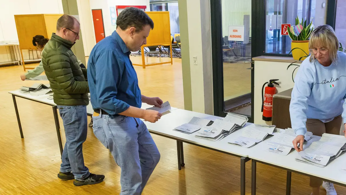 Blick ins Wahllokal Uhlandschule in Geislingen: Das Wahlergebnis bescherte Kandidatinnen und Kandidaten wie Wählerinnen und Wählern im Landkreis Göppingen einen Mix an Emotionen.
