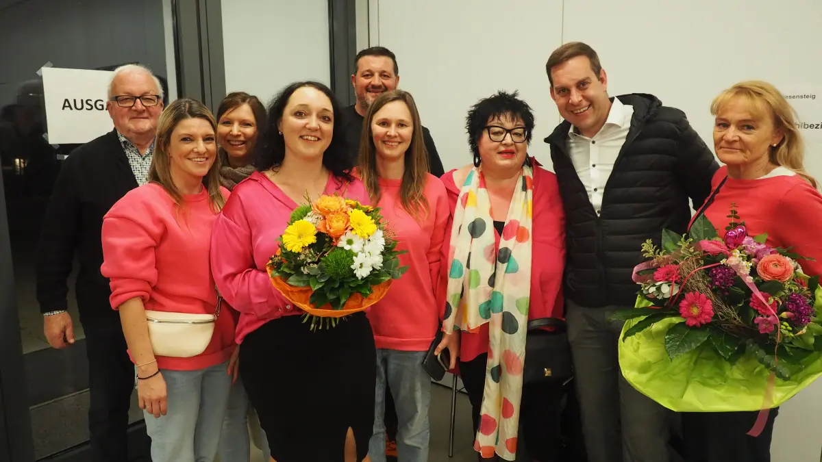 Annette Kölle (vorne links) ist die neue Bürgermeisterin von Wiesensteig. Acht Wählerstimmen mehr brachten ihr den Sieg.