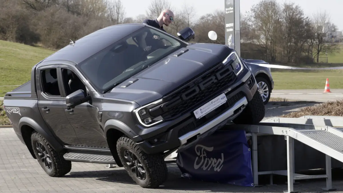 Beim Offroad-Parcours des Automobil Forum Stegmaier ist Fingerspitzengefühl gefragt – oder besser ein gutes Fußspitzengefühl sowie ein gutes Auge.