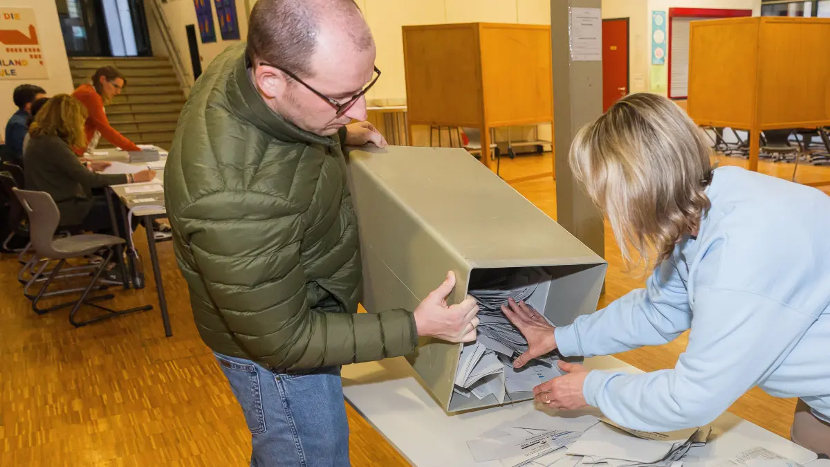 Landtagswahl 2026; Wahlsonntag;
Entleerung der Wahlurne;
08.03.2026; Wahllokal Uhlandschule, Geislingen.
Foto: Thomas Madel
