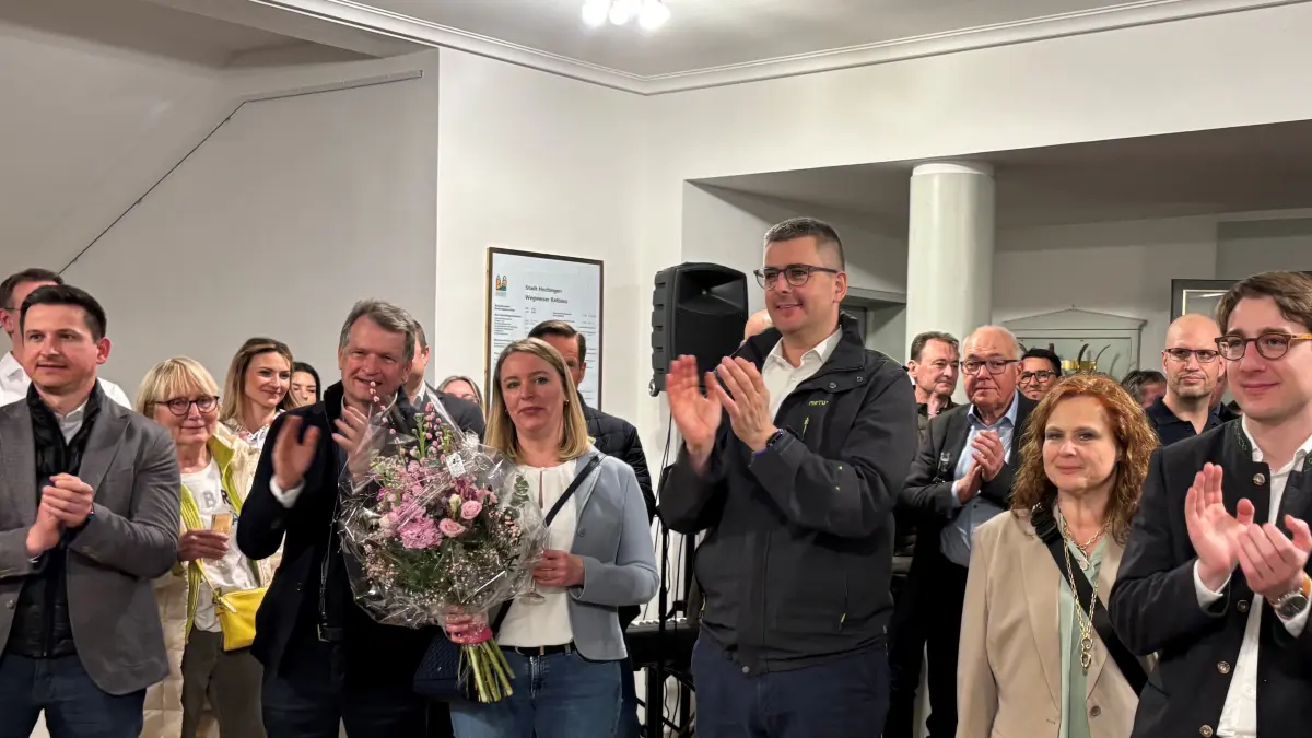 Im Rathausfoyer wurde zugehört und dann gratuliert: Auch die Bürgermeister aus dem Hohenzollerischen und Landrat Günther-Martin Pauli waren am Sonntagabend nach Hechingen gekommen.