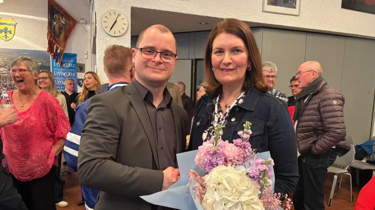 Herausforderer Andreas Büch (SPD) gratuliert der alten und neuen Sendener Bürgermeisterin Claudia Schäfer-Rufolf