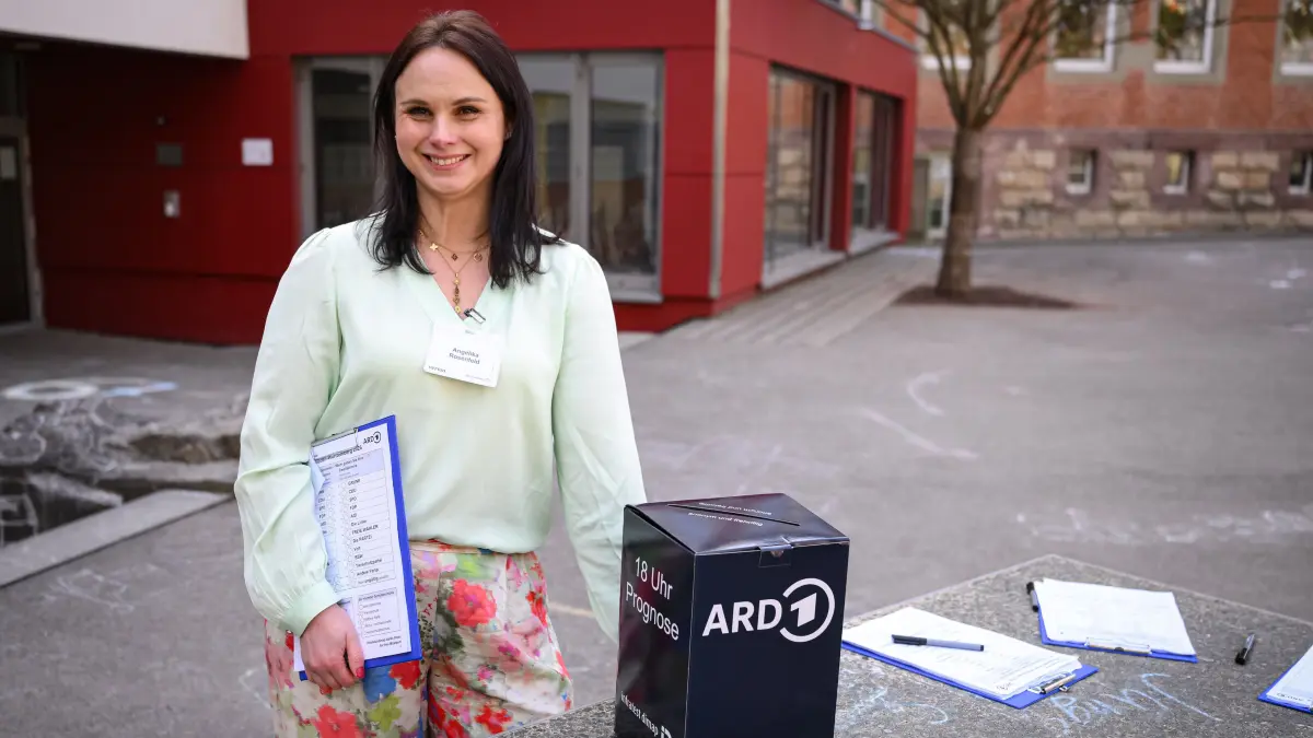 Landtagswahl Baden - Wuerttemberg: Horb (Kreis Freudenstadt) 08.03.2026
Landtagswahl Baden - Wuerttemberg, Wahlbefragung durch Infratest dimap fuer den ARD Baden - Wuerttemberg Trend, Angelika Rosenfeld mit Umfragezettel vor Wahllokal Grundschule in Horb mit der Wahlbox der ARD Prognose
FOTO: Pressefoto ULMER / Markus Ulmer xxNOxMODELxRELEASExx