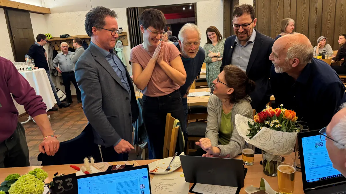 Sie kann es gar nicht fassen: Lea Geldner (Mitte) wird bei der Wahlparty der Grünen in Hall darüber informiert, dass es mit dem Mandat über die Landesliste klappen kann. „Ich finde es so toll“, sagt Kreisvorsitzender Jo Härtig. Man stößt miteinander an. „Auf uns“, sagt Lea Geldner. „Und auf Cem“, fügt Bettina Lerch hinzu, die den Wahlkampf für Geldner organisiert hat.