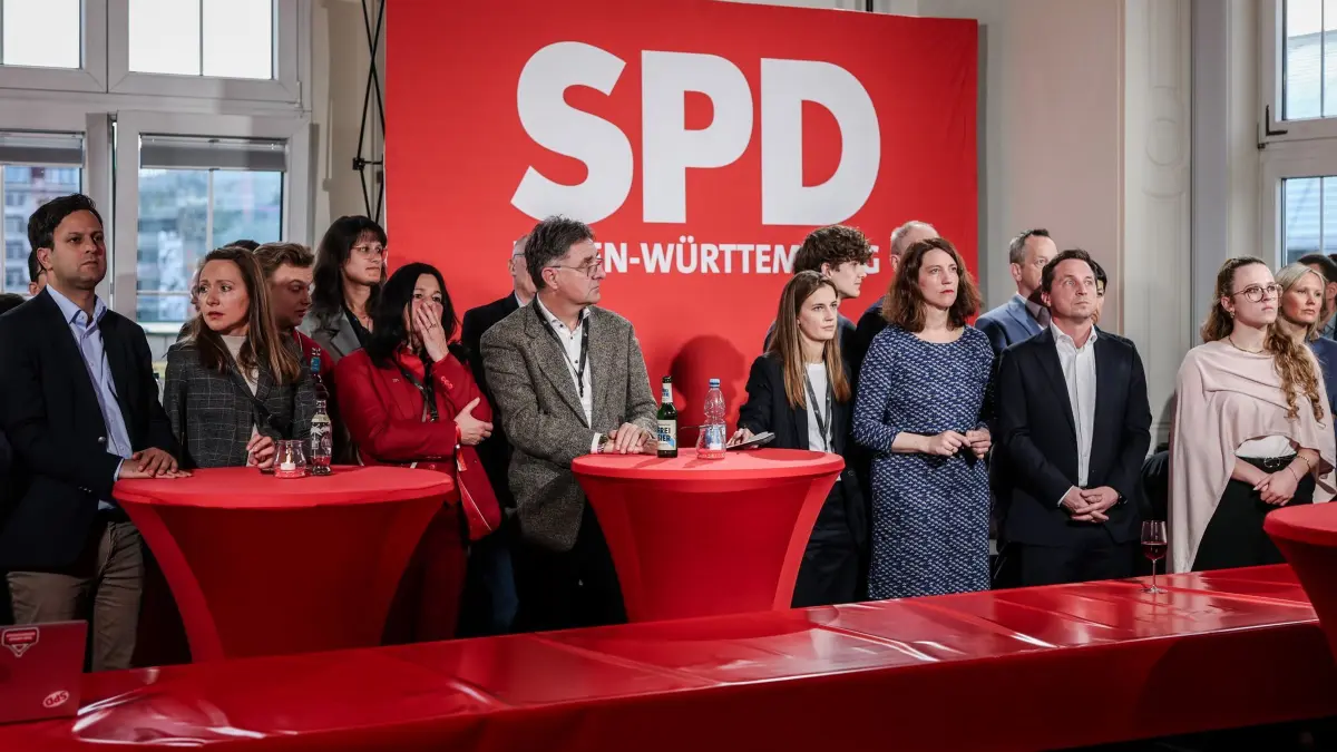 Landtagswahl in Baden-Württemberg - SPD: 08.03.2026, Baden-Württemberg, Stuttgart: Parteimitglieder der SPD verfolgen die ersten Hochrechnungen der Landtagswahl in Baden-Württemberg. Am 08. März fand in Baden-Württemberg die Landtagswahl statt. Foto: Christoph Schmidt/dpa +++ dpa-Bildfunk +++